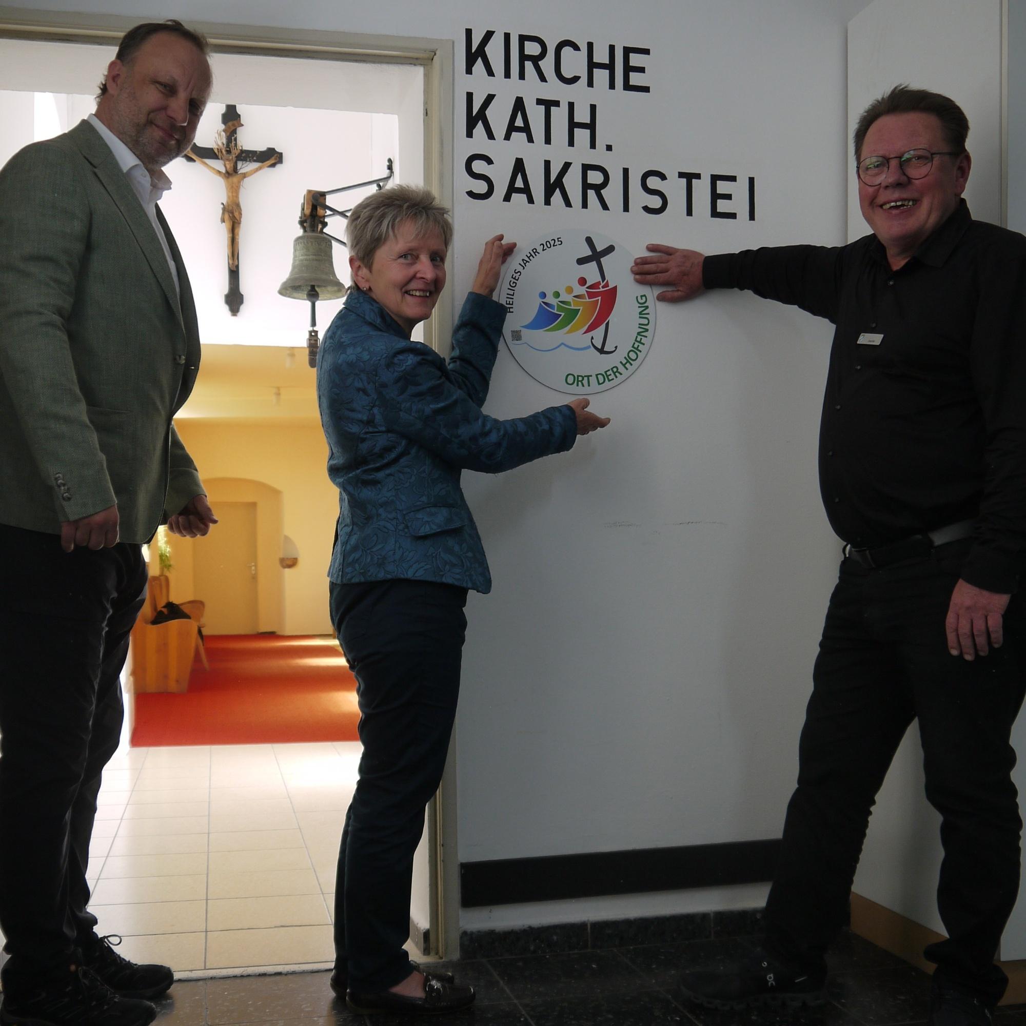 Auf dem Bild von links: Pfr. Gunther Nagel, Ldt. Reg.Dir. Maria Anna Kerscher und PR Alexander Doerfler