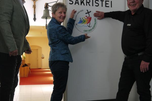 Auf dem Bild von links: Pfr. Gunther Nagel, Ldt. Reg.Dir. Maria Anna Kerscher und PR Alexander Doerfler