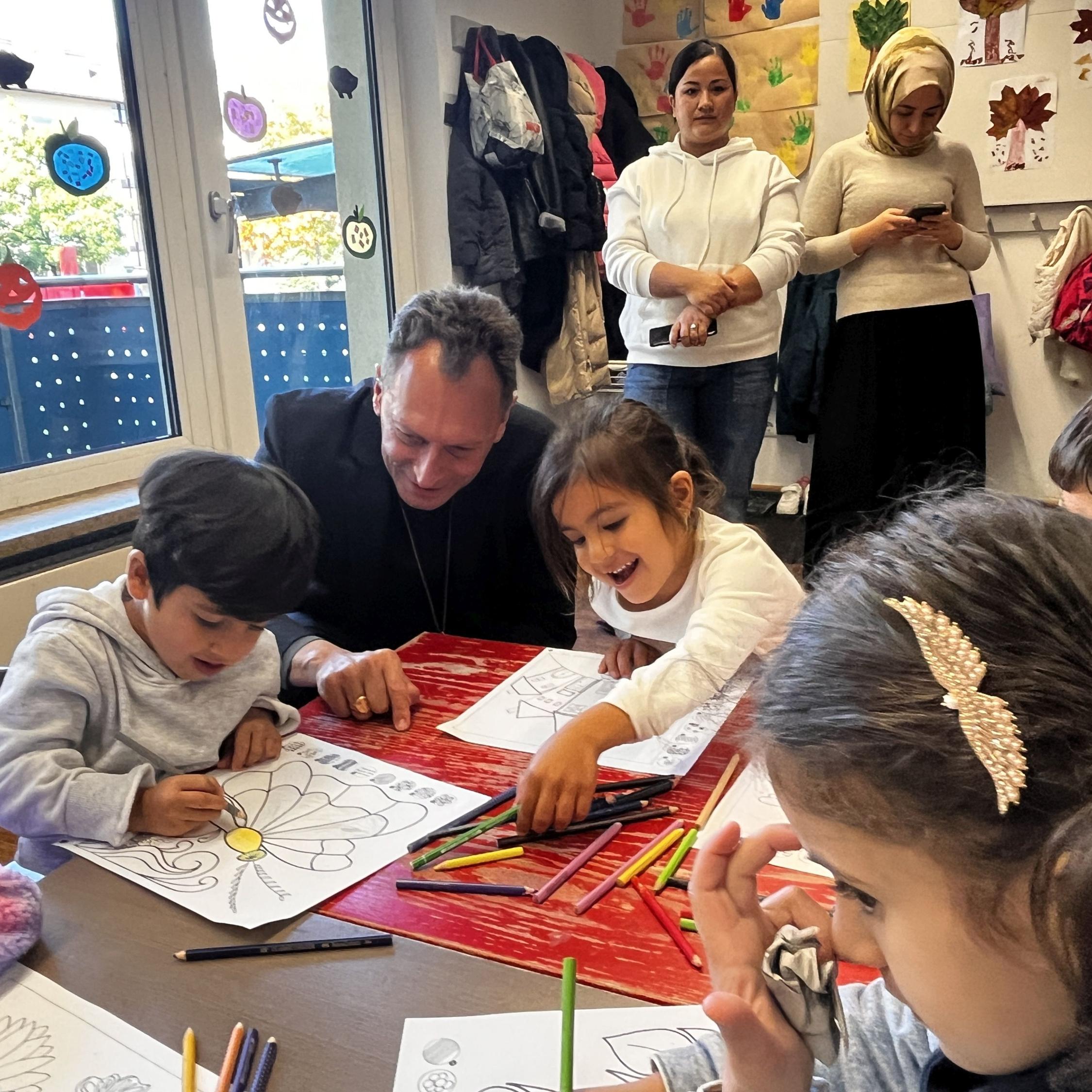 Besuch des Erzbischofs im ANKER-Zentrum