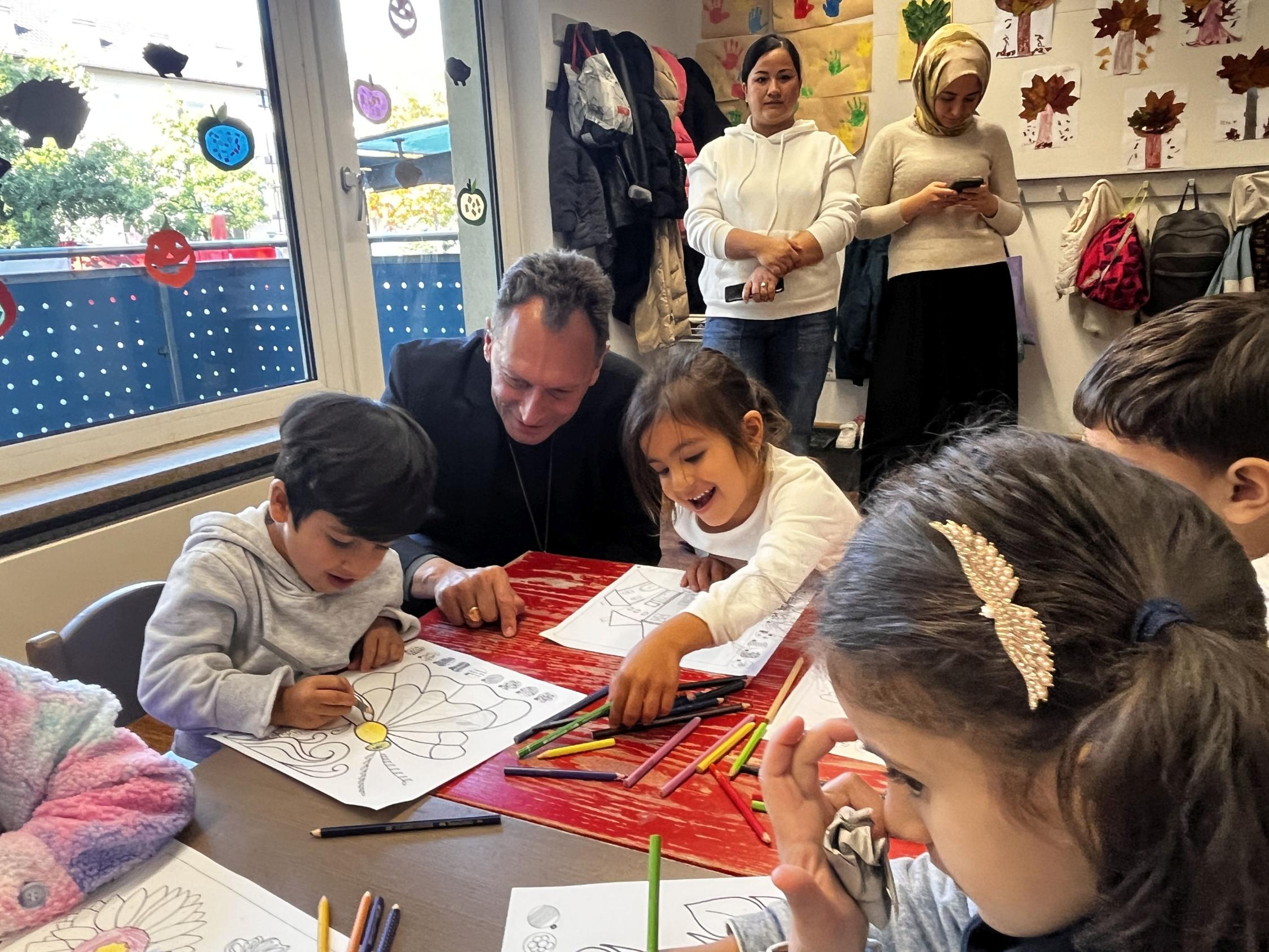 Besuch des Erzbischofs im ANKER-Zentrum