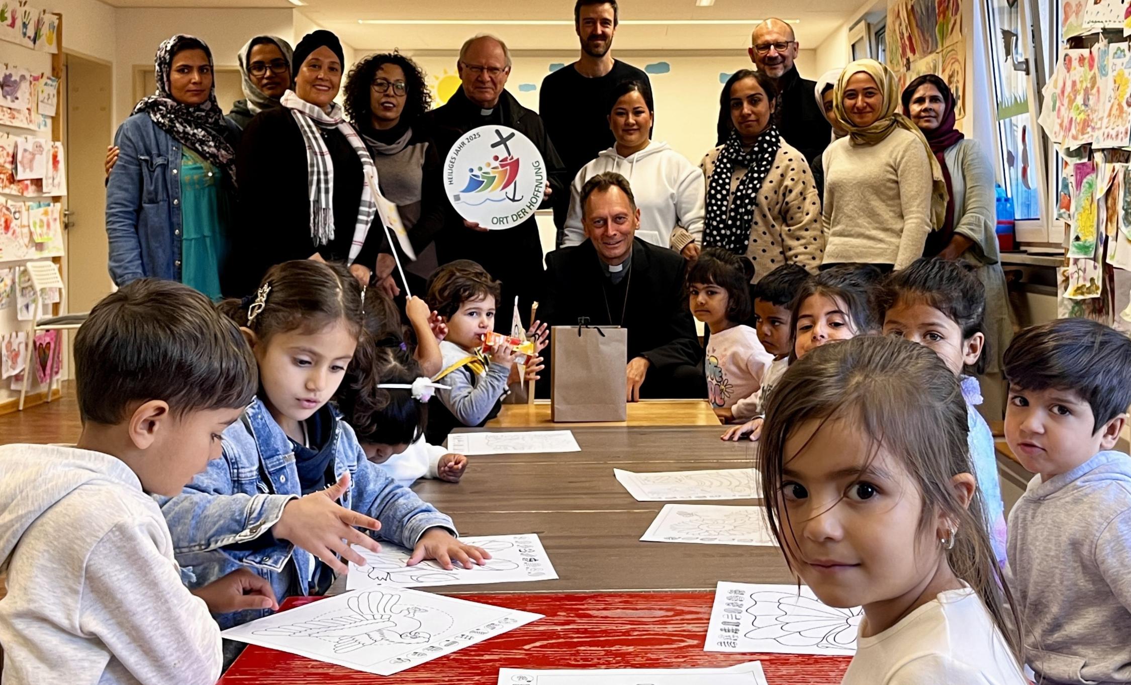 Besuch des Erzbischofs im ANKER-Zentrum